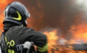 Catasta di legna in fiamme in riva all’Orba: il rogo nella notte