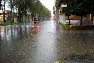 Piove, e iniziano i guai. Fuori il Rio Lovassina