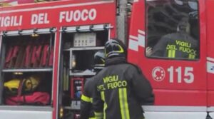 Ultraleggero cade in autostrada, morto il pilota