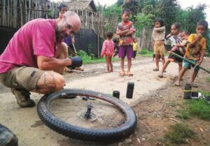 Stefano e Gianfranco, emozioni e lacrime in bici in Laos