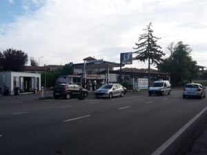 Spari, benzinaio ferito