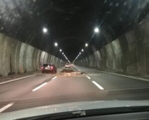 A26, cade parte del soffitto di una galleria: chiuso tratto tra Masone e Genova
