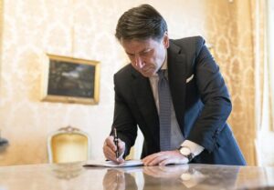 Conte firma il decreto anti-coronavirus: ecco cosa contiene