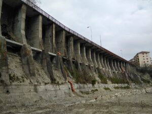 Via Gramsci, collaudo finale: sette tir testano il muraglione