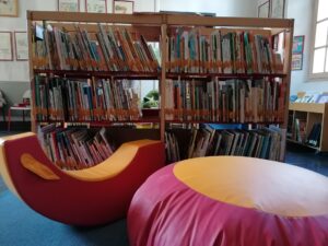 Colori e nuovi arredi: in biblioteca nasce l’area dedicata ai lettori più piccoli