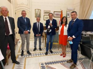 Una “magnum” di Dolcetto al governatore Cirio per i dieci anni dell’Enoteca