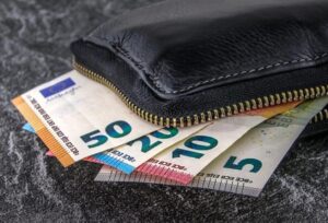 Storie di (stra)ordinaria onestà: trova portafoglio con 700 euro, chiama i Carabinieri