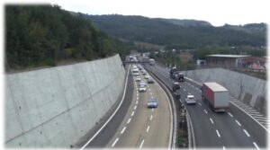 Lascia l’auto in mezzo alla carreggiata sull’A26 in stato confusionale