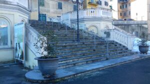 Piazza Castello, nuovo intervento per la scalinata