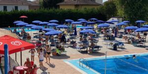 Piscine, oggi i primi tuffi. Ma per ora la riapertura è a metà