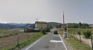 Oltrepassa le sbarre del passaggio a livello in chiusura: anziano sanzionato