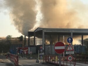 Incendio in un capannone della discarica Srt