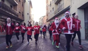 La “Corsa dei Babbi Natale” animerà la vigilia del centro storico