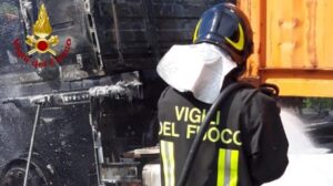 Autocarro in fiamme sull’A26, nessun ferito