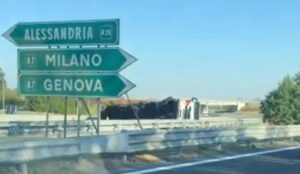A26: tir ribaltato, corsie chiuse e traffico dirottato