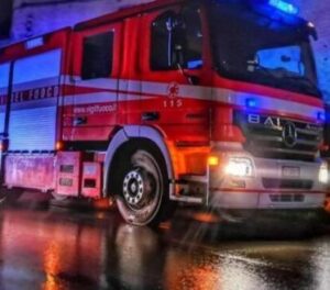 Scontro tra due auto sull’A26: tre feriti