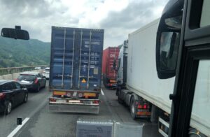 Bus bloccato sull’A26, viaggiatori slittano al treno successivo