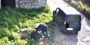 Abbandona rifiuti per strada: ovadese ripreso e multato