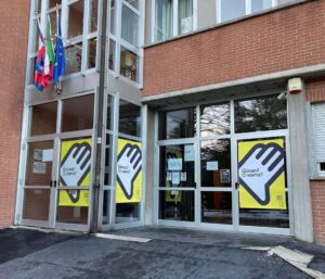 Scritte, volantini e manifesti: “imbrattate” nella notte le scuole della città