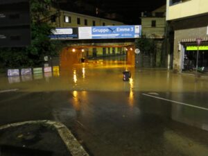 È crollato il ponte sull’Albedosa. Evacuazioni a Gavi