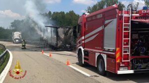 Autocarro in fiamme sull’A26, operazioni in corso