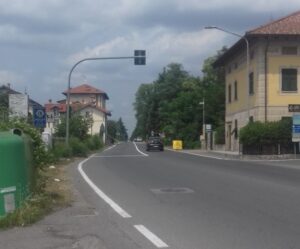 Via Novi, troppi rifiuti sul ciglio della strada
