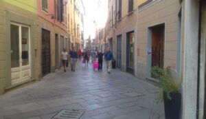 Via Cairoli, cresce il numero di serrande abbassate