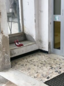 Ospedale vecchio rubate due scarpe rosse contro la violenza sulle donne