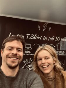 Eva Herizogova, la top model incanta nel negozio di Toro & Moro