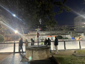Pista di pattinaggio, un successo: apertura prolungata