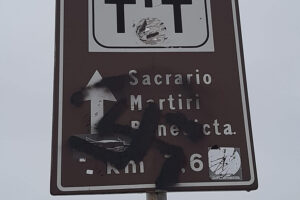 Benedicta, svastica sul cartello per il sacrario partigiano