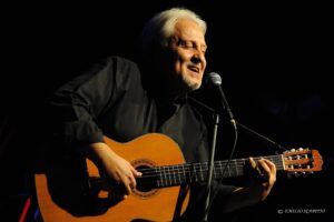 Liberazione, Alloisio canta sul palco le “diverse gioventù”