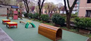 Via Galliera, nuovi giochi nel giardino della scuola dell’infanzia
