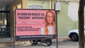 Manifesti contro i vaccini di fronte alle scuole pubbliche
