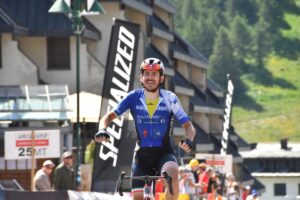 Matteo Bertrand conquista il Colle delle Finestre