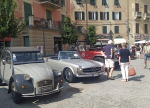 Auto storiche: una domenica di grande fascino in piazza Garibaldi
