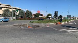 Casello sull’A26, una voragine sulla carreggiata dopo l’uscita