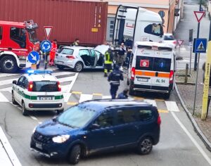 Ovada, scontro tra auto e mezzo pesante tra via Gramsci e via Torino