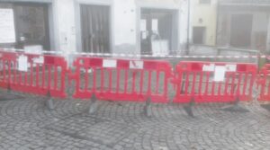 Castelletto d’Orba, sprofonda piazza San Lorenzo: area interdetta