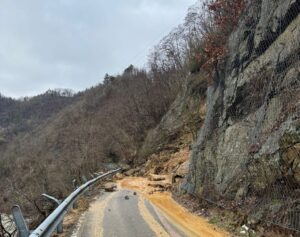 Frana sulla provinciale per Olbicella, la strada è interrotta